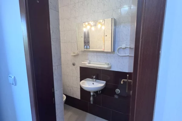 Shtepi me qera Apartament ne Tirane, 3+1, Mobilimi E mobiluar, Pagesa 800  Euro.