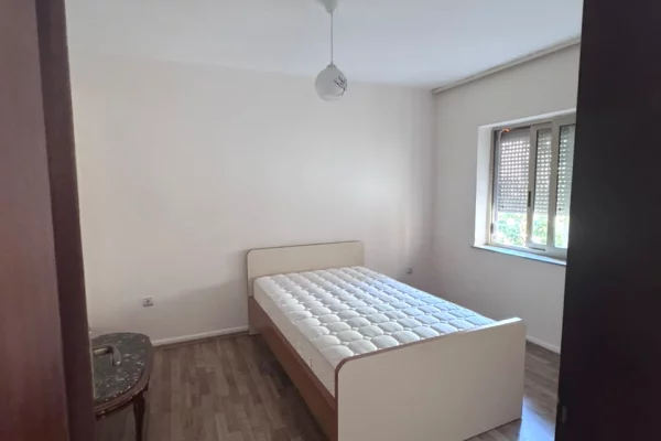 Shtepi me qera Apartament ne Tirane, 3+1, Mobilimi E mobiluar, Pagesa 800  Euro.