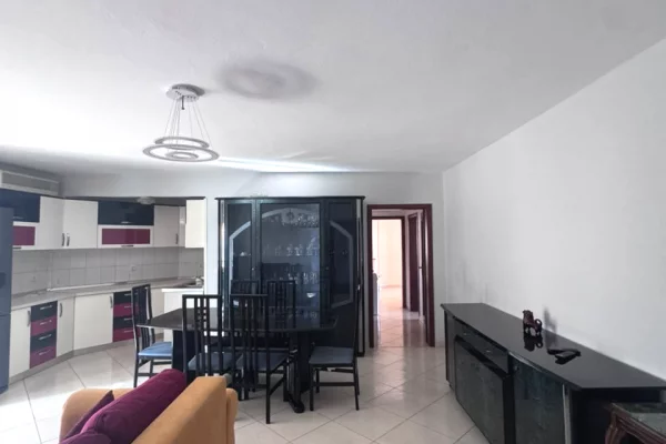 Shtepi me qera Apartament ne Tirane, 3+1, Mobilimi E mobiluar, Pagesa 800  Euro.