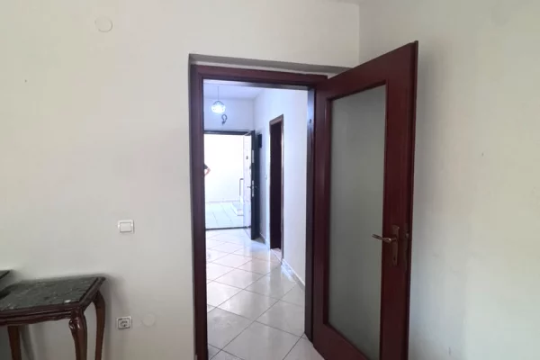 Shtepi me qera Apartament ne Tirane, 3+1, Mobilimi E mobiluar, Pagesa 800  Euro.