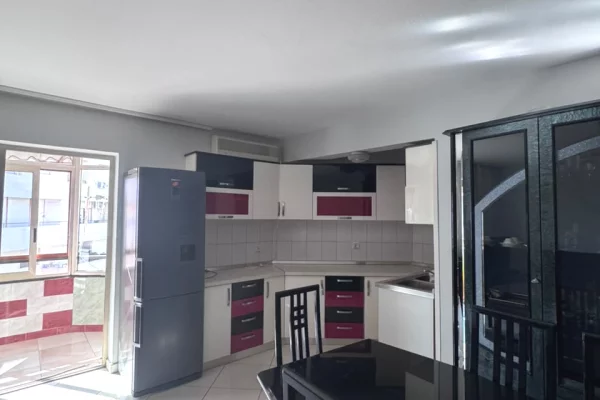 Shtepi me qera Apartament ne Tirane, 3+1, Mobilimi E mobiluar, Pagesa 800  Euro.