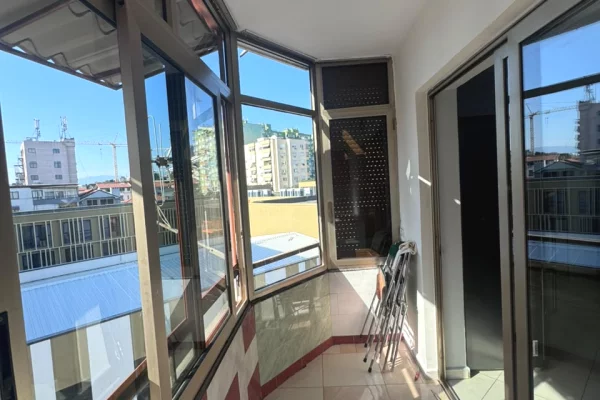 Shtepi me qera Apartament ne Tirane, 3+1, Mobilimi E mobiluar, Pagesa 800  Euro.