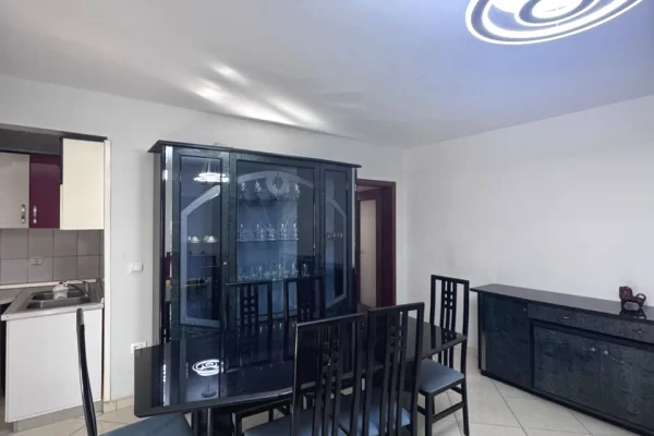 Shtepi me qera Apartament ne Tirane, 3+1, Mobilimi E mobiluar, Pagesa 800  Euro.