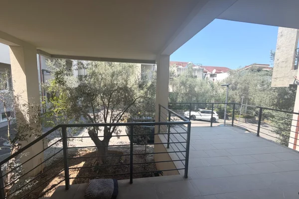 Shtepi me qera Vila Luksoze ne Tirane, 4+1, Mobilimi E mobiluar, Pagesa 3,000  Euro.