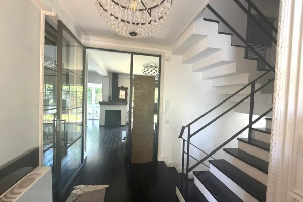 Shtepi me qera Vila Luksoze ne Tirane, 4+1, Mobilimi E mobiluar, Pagesa 3,000  Euro.