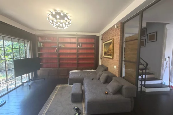 Shtepi me qera Vila Luksoze ne Tirane, 4+1, Mobilimi E mobiluar, Pagesa 3,000  Euro.