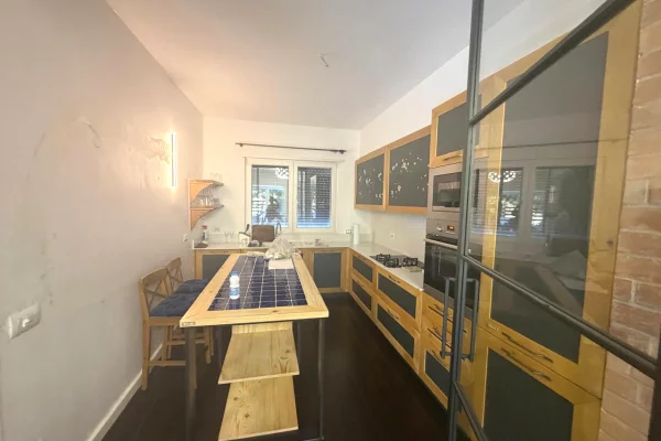 Shtepi me qera Vila Luksoze ne Tirane, 4+1, Mobilimi E mobiluar, Pagesa 3,000  Euro.