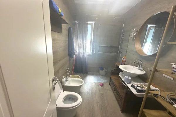Shtepi me qera Vila Luksoze ne Tirane, 4+1, Mobilimi E mobiluar, Pagesa 3,000  Euro.