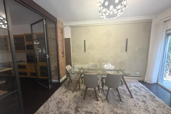 Shtepi me qera Vila Luksoze ne Tirane, 4+1, Mobilimi E mobiluar, Pagesa 3,000  Euro.
