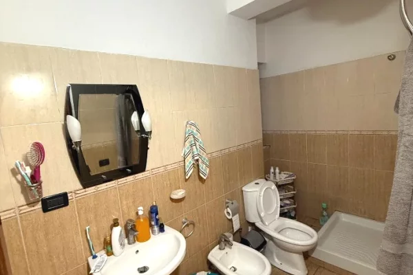 Shtepi me qera Apartament ne Tirane, 2+1, Mobilimi E mobiluar, Pagesa 55,000  Leke.