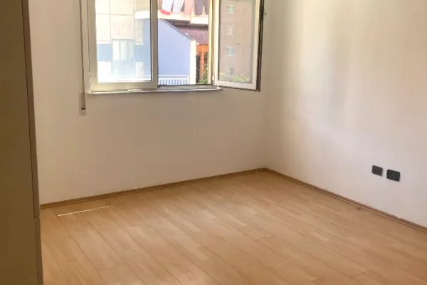 Ambient biznesi me qera 3+1 ne Tirane - 60,000 Leke