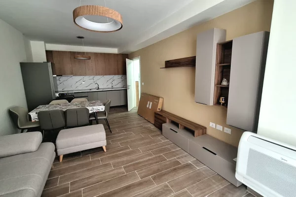 Jepet apartament 2+1 me qira tek Rruga 5 Maji 
