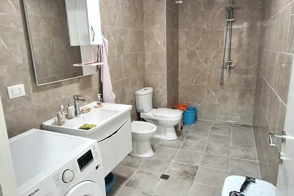 Shtepi me qera Apartament ne Tirane, 2+1, Mobilimi E mobiluar, Pagesa 55,000  Leke.