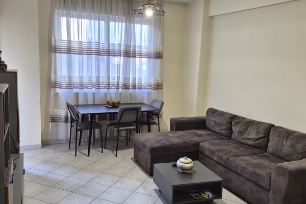 Shtepi ne shitje Apartament ne Tirane, 1+1, Mobilimi E mobiluar, Pagesa 115,000  Euro.