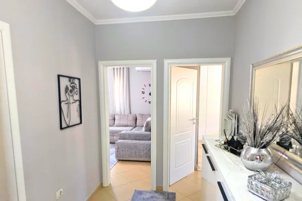 Shtepi ne shitje Apartament ne Vlore, 1+1, Mobilimi E mobiluar, Pagesa 88,000,000  Leke.