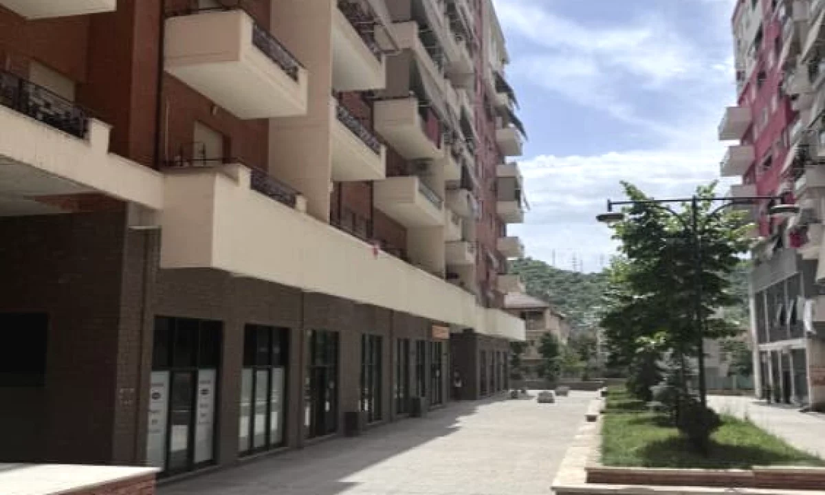 SHITET AMBIENT KOMERCIAL E KONVERTUAR SI DUPLEX TE GOLDEN PARK