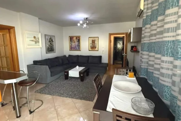Jepet me qera apartament 2+1+2 tualete ne rrugen "Irfan Tomini" prane ish-stacionit te fundit 