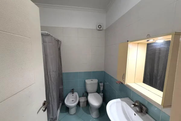 Shtepi me qera Apartament ne Tirane, 2+1, Mobilimi E mobiluar, Pagesa 50,000  Leke.