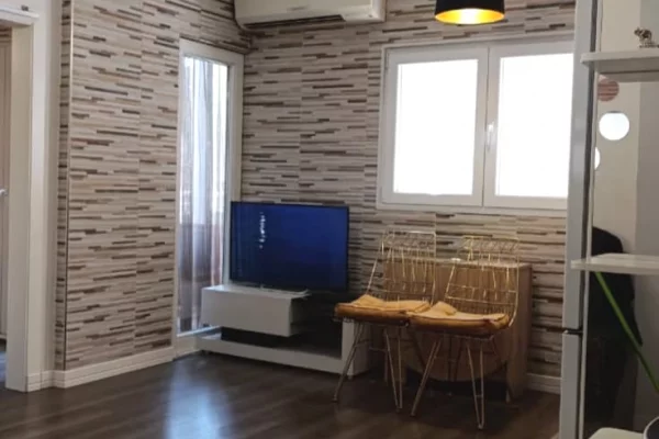 Jepet me qera apartament 1+1 te Komuna e Parisit.