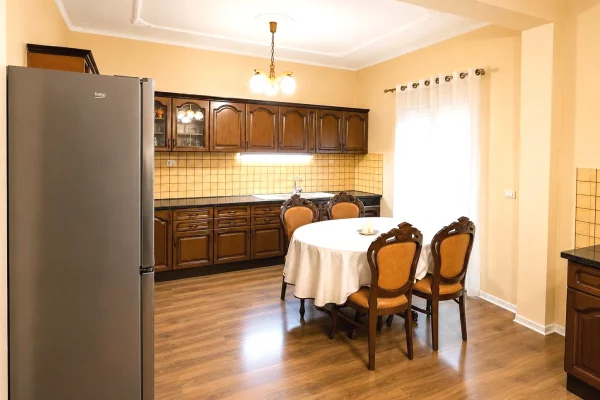 Shtepi me qera Apartament ne Tirane, 3+1, Mobilimi E mobiluar, Pagesa 850  Euro.