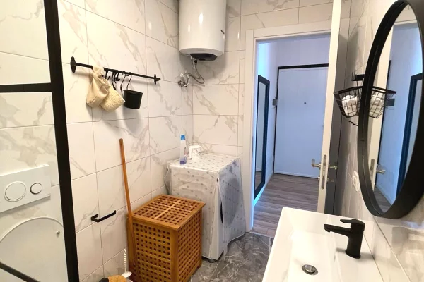 Shtepi me qera Apartament ne Tirane, 1+1, Mobilimi E mobiluar, Pagesa 600  Euro.