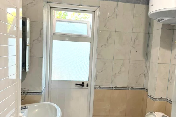 Shtepi me qera Apartament ne Tirane, 2+1, Mobilimi E mobiluar, Pagesa 55,000  Leke.