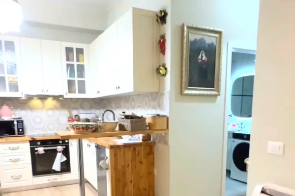 Shtepi ne shitje Apartament ne Tirane, 2+1, Mobilimi E mobiluar, Pagesa 180,000  Euro.
