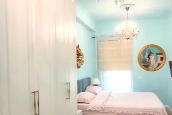 Shtepi ne shitje Apartament ne Tirane, 2+1, Mobilimi E mobiluar, Pagesa 180,000  Euro.