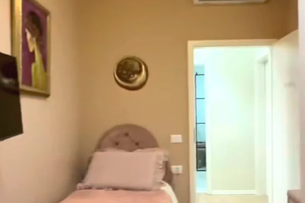 Shtepi ne shitje Apartament ne Tirane, 2+1, Mobilimi E mobiluar, Pagesa 180,000  Euro.