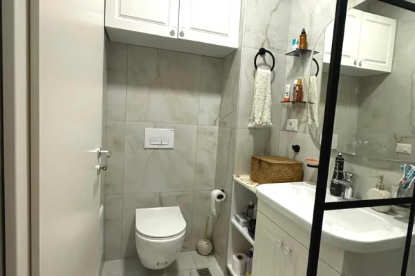 Shtepi ne shitje Apartament ne Tirane, 2+1, Mobilimi E mobiluar, Pagesa 180,000  Euro.