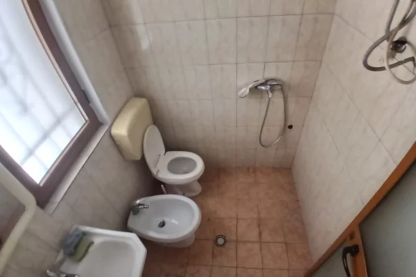 Shtepi me qera Apartament ne Tirane, 1+1, Mobilimi E mobiluar, Pagesa 40,000  Leke.