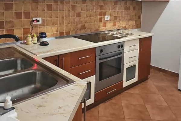 Shtepi me qera Apartament ne Tirane, 2+1, Mobilimi E mobiluar, Pagesa 65,000  Leke.