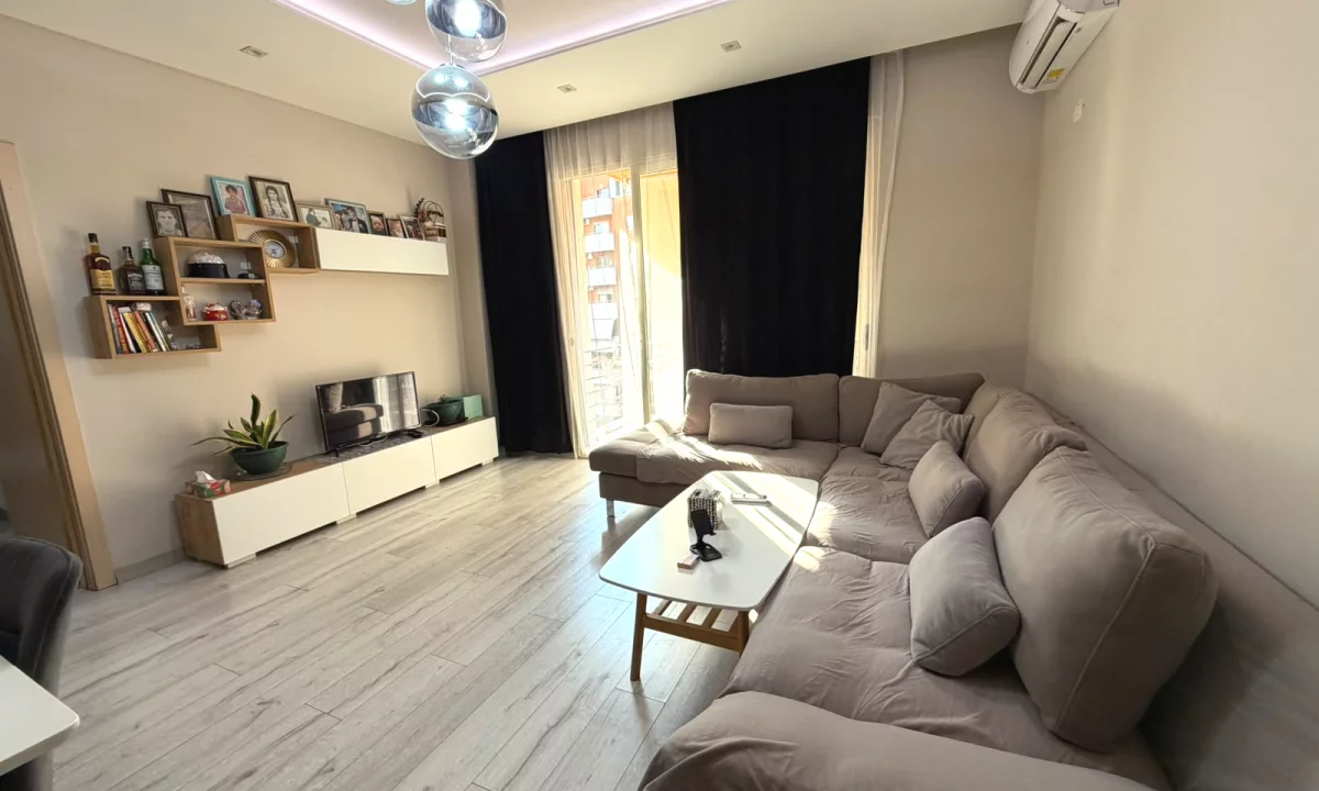 Shtepi ne shitje Apartament ne Tirane, 2+1, Mobilimi E mobiluar, Pagesa 15,500,000  Leke.
