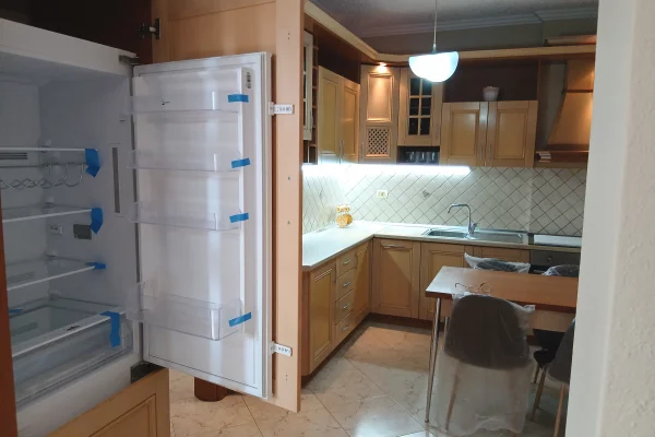 Shtepi me qera Apartament ne Tirane, 2+1, Mobilimi E mobiluar, Pagesa 85,000  Leke.
