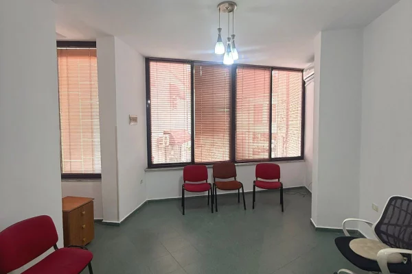 Ambient biznesi me qera 3+1 ne Tirane - 45,000 Leke