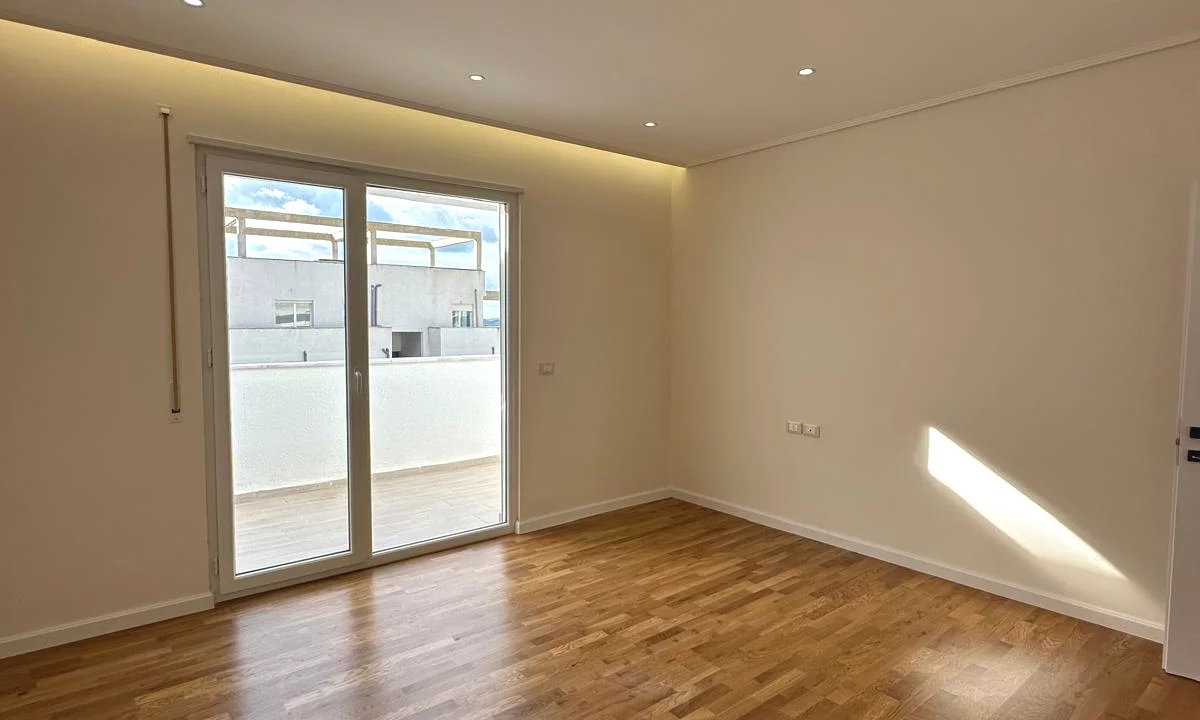 Shtepi ne shitje Apartament ne Tirane, 2+1, Mobilimi Bosh, pa mobiluar, Pagesa 135,000  Euro.