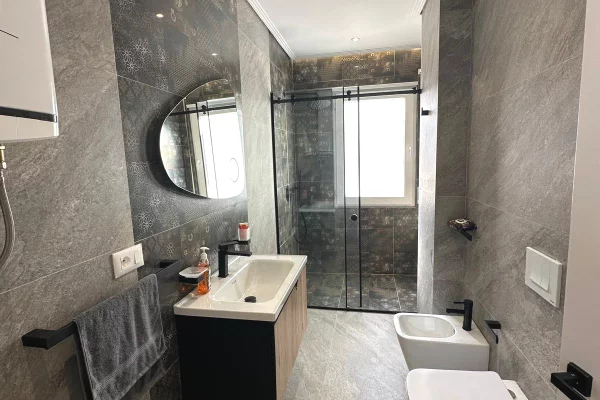 Shtepi ne shitje Apartament ne Tirane, 2+1, Mobilimi Bosh, pa mobiluar, Pagesa 135,000  Euro.