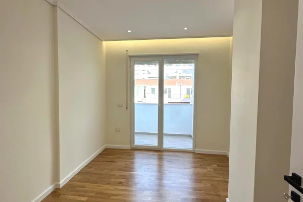 Shtepi ne shitje Apartament ne Tirane, 2+1, Mobilimi Bosh, pa mobiluar, Pagesa 135,000  Euro.