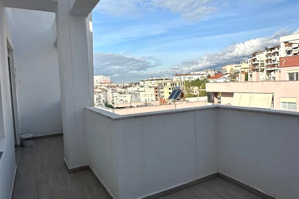 Shtepi ne shitje Apartament ne Tirane, 2+1, Mobilimi Bosh, pa mobiluar, Pagesa 135,000  Euro.