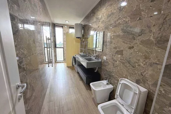 Shtepi ne shitje Apartament ne Tirane, 2+1, Mobilimi E mobiluar, Pagesa 300,000  Euro.