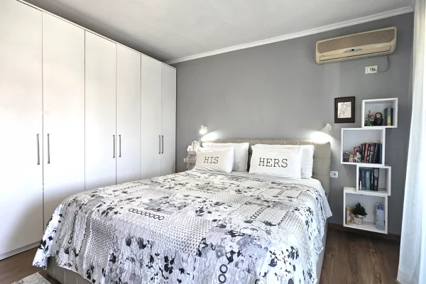 Shtepi ne shitje Apartament ne Tirane, 2+1, Mobilimi E mobiluar, Pagesa 176,000  Euro.