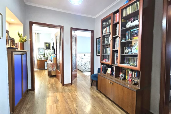 Shtepi ne shitje Apartament ne Tirane, 2+1, Mobilimi E mobiluar, Pagesa 176,000  Euro.