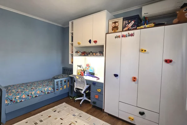 Shtepi ne shitje Apartament ne Tirane, 2+1, Mobilimi E mobiluar, Pagesa 176,000  Euro.