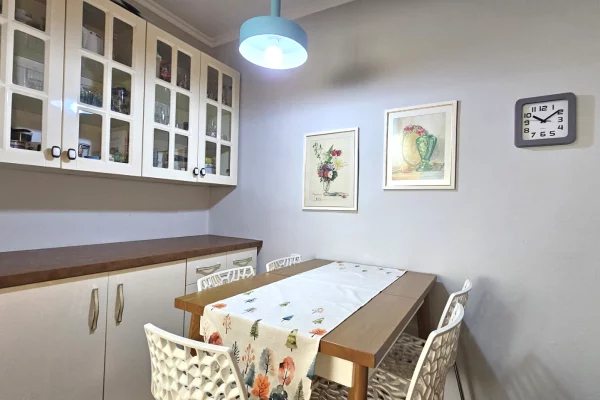 Shtepi ne shitje Apartament ne Tirane, 2+1, Mobilimi E mobiluar, Pagesa 176,000  Euro.
