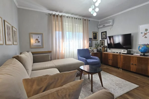 Shtepi ne shitje Apartament ne Tirane, 2+1, Mobilimi E mobiluar, Pagesa 176,000  Euro.
