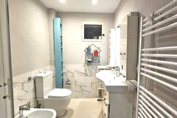 Shtepi ne shitje Apartament ne Tirane, 2+1, Mobilimi E mobiluar, Pagesa 176,000  Euro.