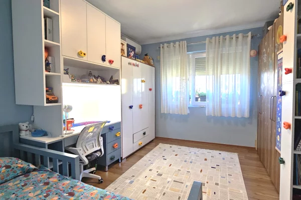 Shtepi ne shitje Apartament ne Tirane, 2+1, Mobilimi E mobiluar, Pagesa 176,000  Euro.