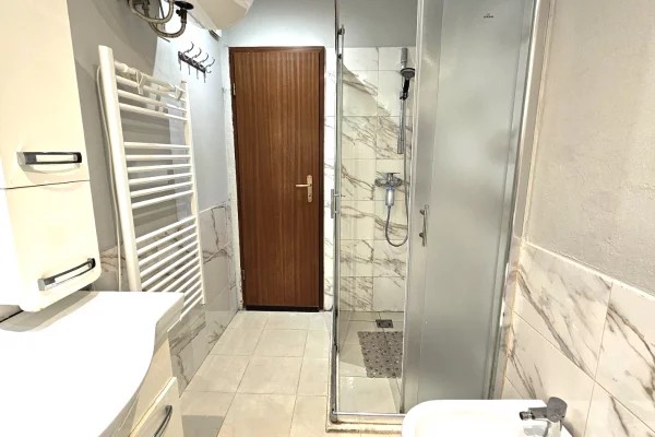 Shtepi ne shitje Apartament ne Tirane, 2+1, Mobilimi E mobiluar, Pagesa 176,000  Euro.