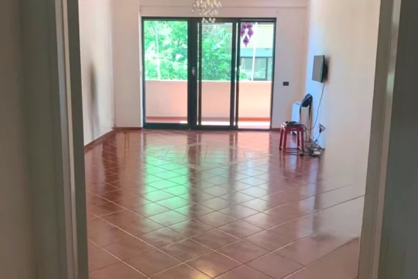 Ambient biznesi me qera 3+1 ne Tirane - 1,300 Euro