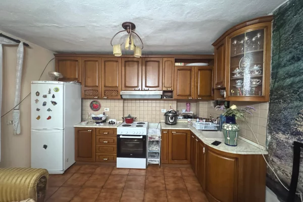 Shtepi ne shitje Apartament ne Tirane, 2+1, Mobilimi E mobiluar, Pagesa 168,000  Euro.